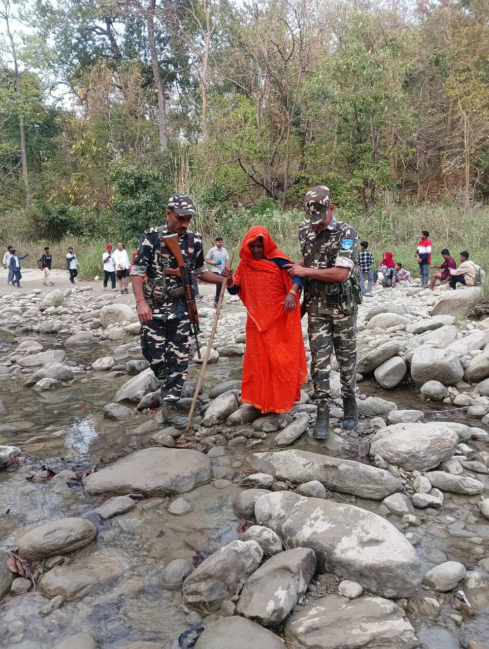 65वी एसएसबी ने तीन घायल को अठारह किलोमीटर पहाड पर पैदल चलकर पहुंचाया अस्पताल