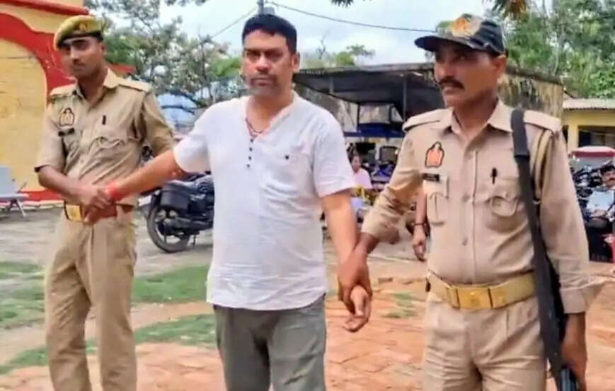 श्रावस्ती में कृषि विभाग का बाबू रिश्वत लेते पकड़ा गया