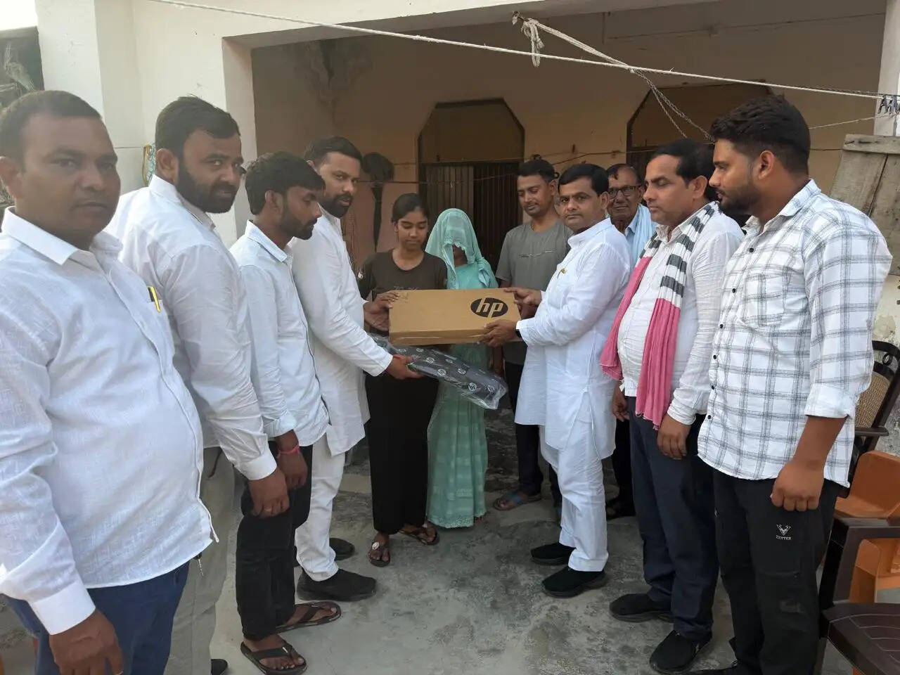 औरैया : जिला टॉपर अनुष्का को सपा अध्यक्ष अखिलेश यादव ने भेजा लैपटॉप