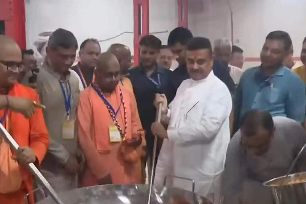 पश्चिम बंगाल के सरकारी स्कूलों में इस्कॉन का मिड-डे मील, मुख्यमंत्री शुभेंदु अधिकारी ने किया मेगा किचन का उद्घाटन