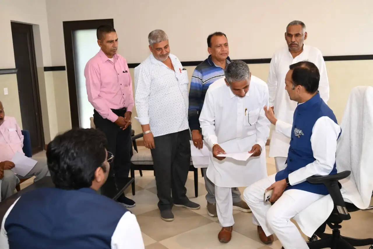 कैथल: सांसद नवीन जिंदल ने सुनी समस्याएं, टीम को दिए समाधान के निर्देश