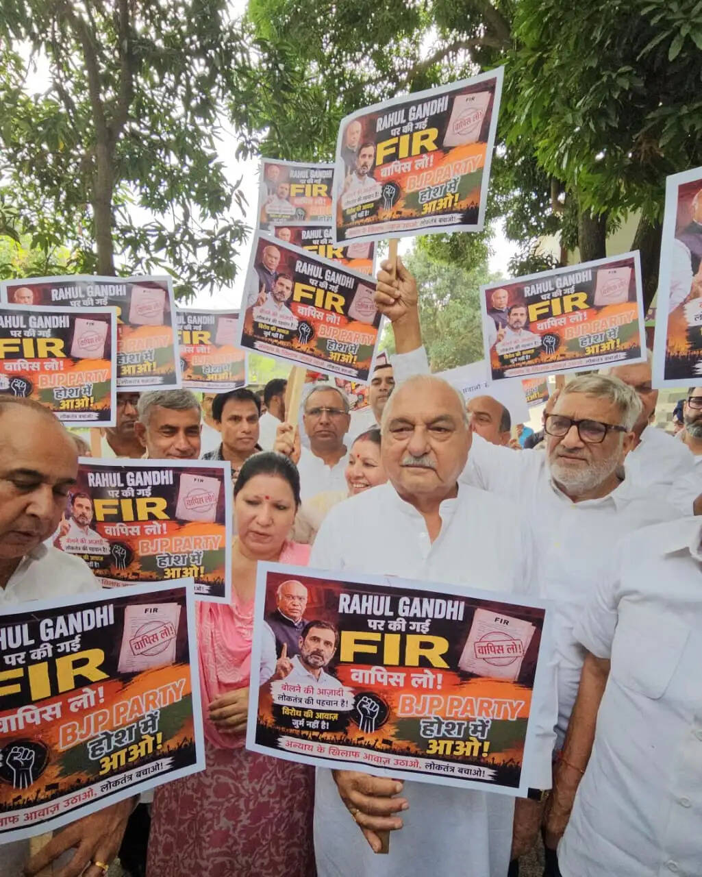 राहुल गांधी के खिलाफ एफआईआर के विरोध में कांग्रेस ने निकाला रोष मार्च
