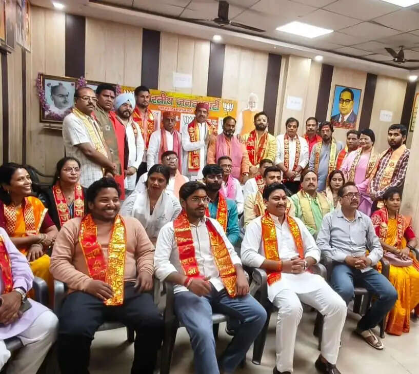 कार्यकर्ता मिशन भाव से जुटें, संगठन को मजबूत बनाएं : अनिल दीक्षित