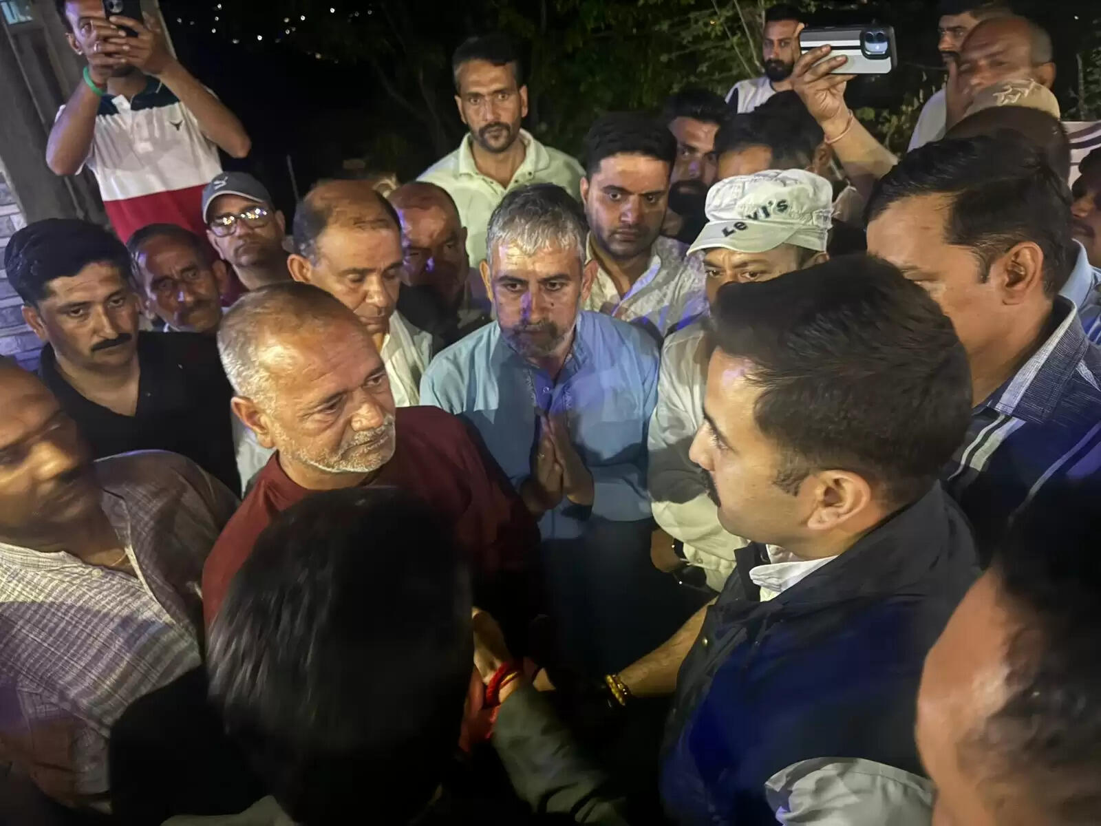 लोक निर्माण मंत्री विक्रमादित्य सिंह ने सरकाघाट में पीड़ित परिवार को बंधाया ढाढस