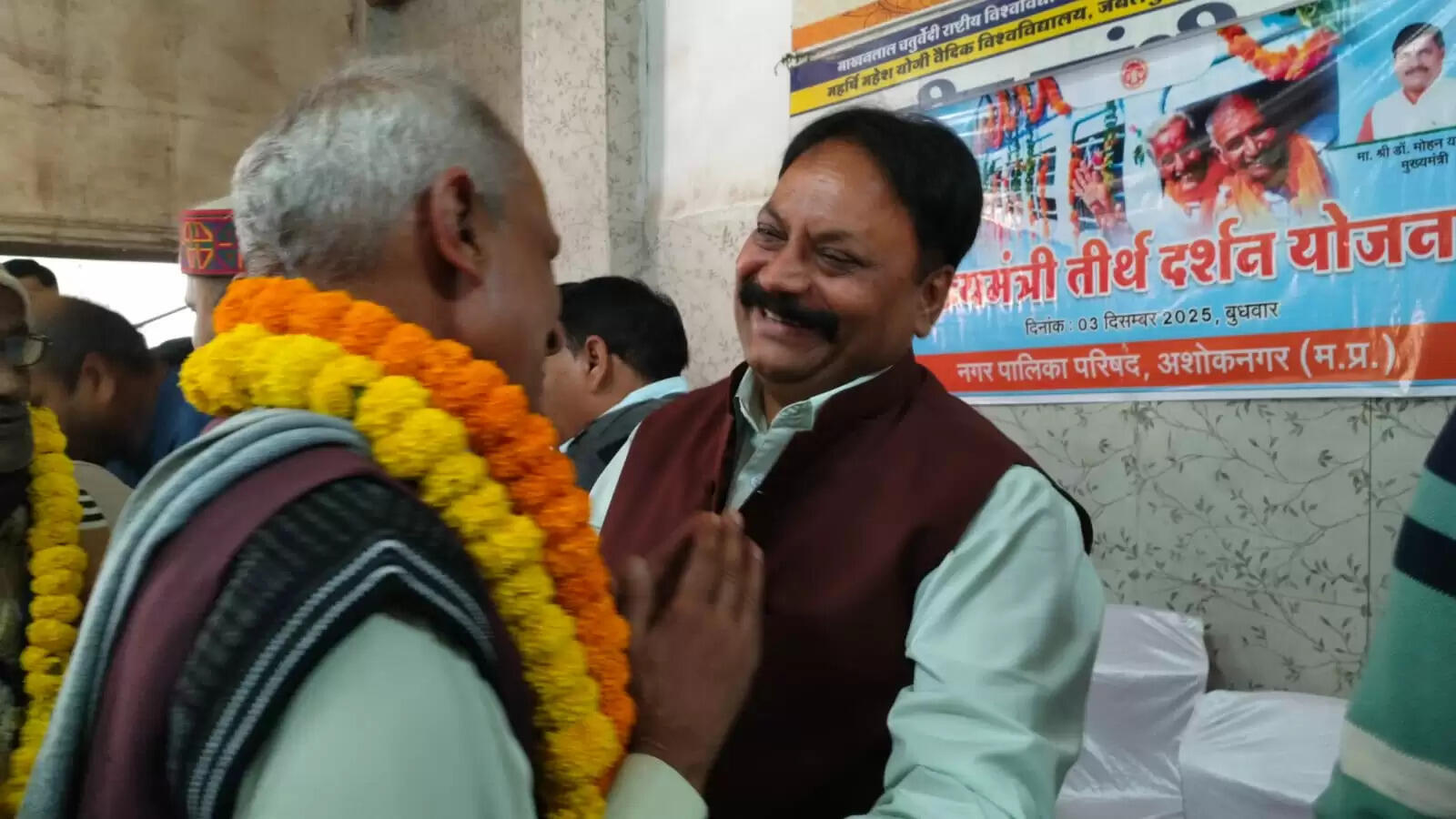 अशोकनगर: कामाख्या तीर्थ यात्रियों का स्टेशन पर अपर कलेक्टर ने किया स्वागत