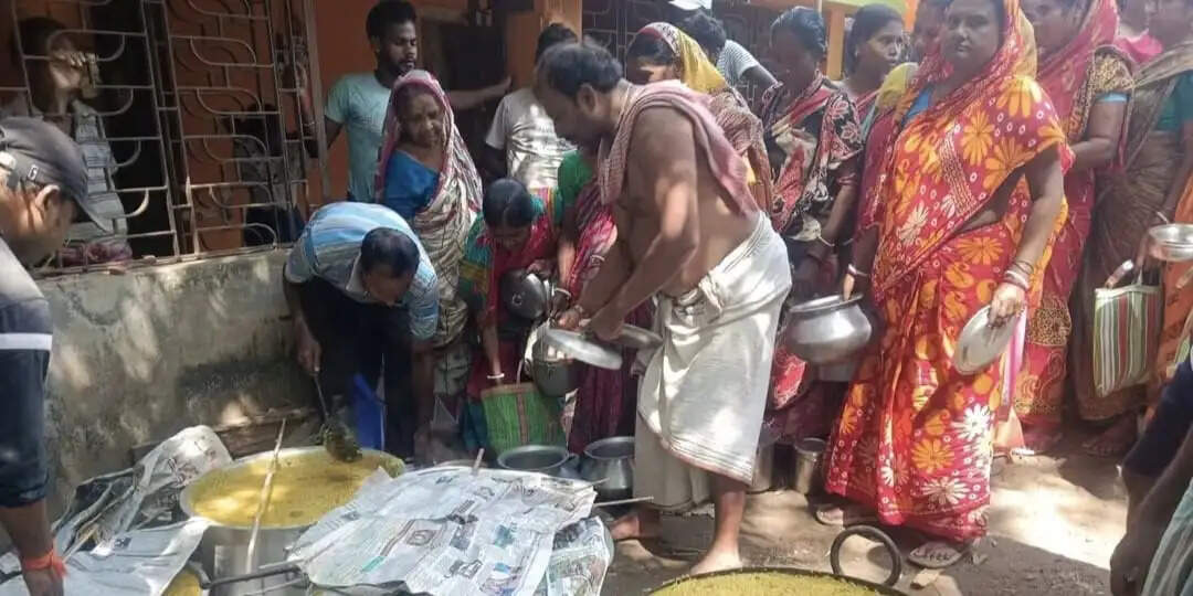 बाढ़ पीड़ितों के साथ खानाकुल के 100 बूथ, पका हुआ भोजन वितरण शुरू