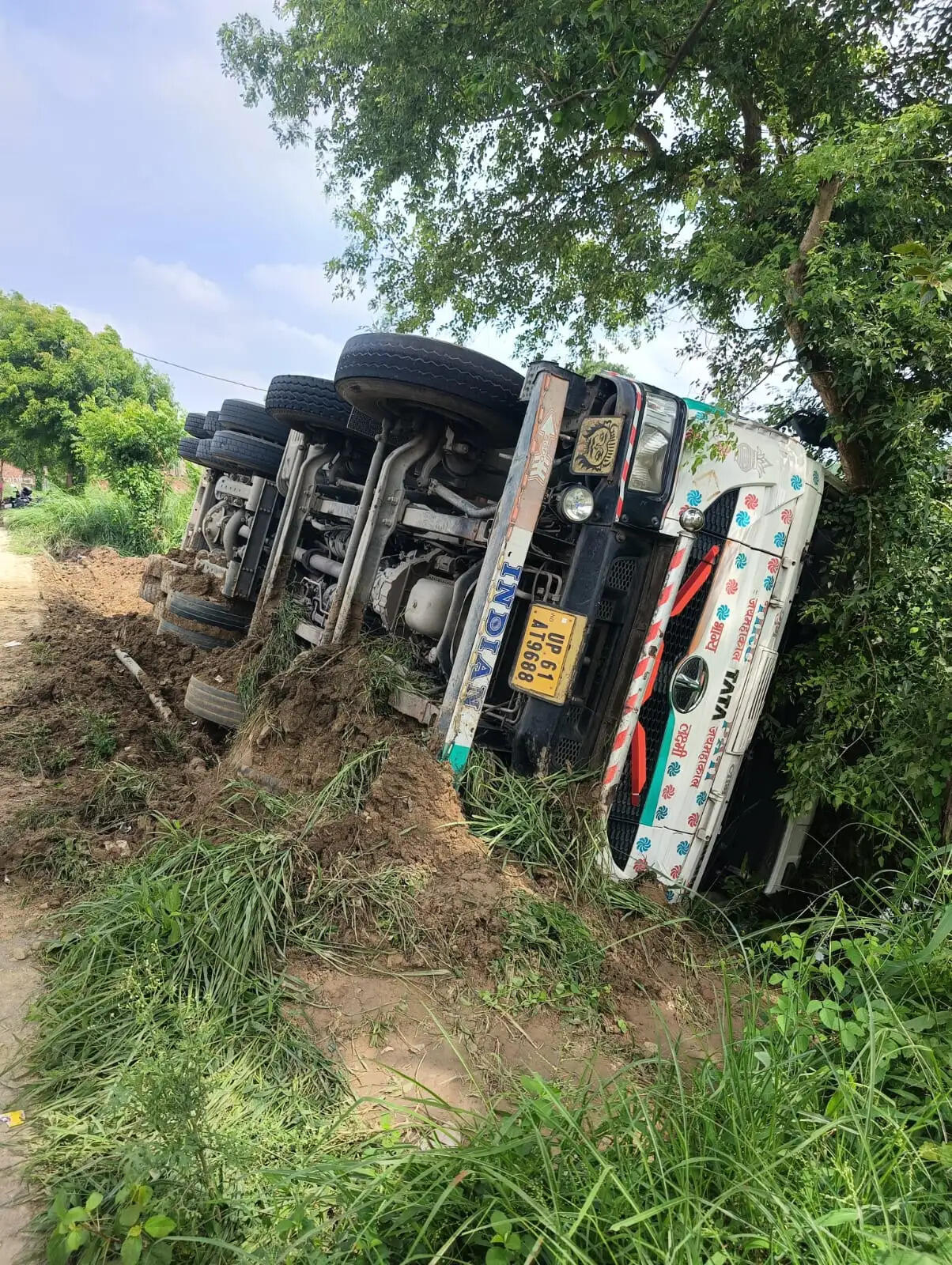 सुलतानपुर में इथेनॉल टैंकर पलटा, 10 किमी सड़क बंद