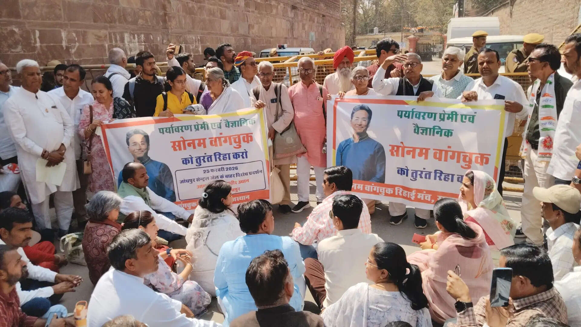 जोधपुर जेल में बंद सोनम वांगचुक की रिहाई की मांग को लेकर प्रदर्शन