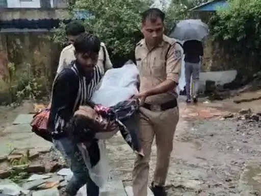 बैतूल में रेलवे की बाउंड्री वॉल ढही, झोपड़ी में सो रहे मजदूर की मौत,&nbsp;साथी घायल,&nbsp;एसडीआरएफ ने मलबे से निकाला शव