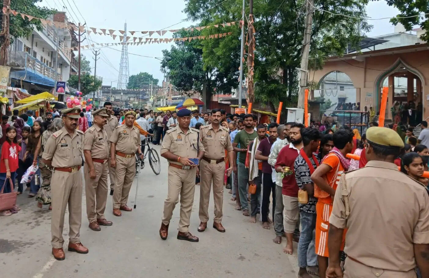 देवरिया : सावन के पहले सोमवार पर शिवालयों में उमड़ा आस्था का सैलाब, श्रद्धालु कर रहें जलाभिषेक