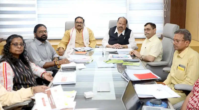 लघु उद्योग निगम के क्रियाकलापों को व्यापक स्वरूप देकर व्यवसाय और मुनाफा बढ़ाएं: मंत्री काश्यप