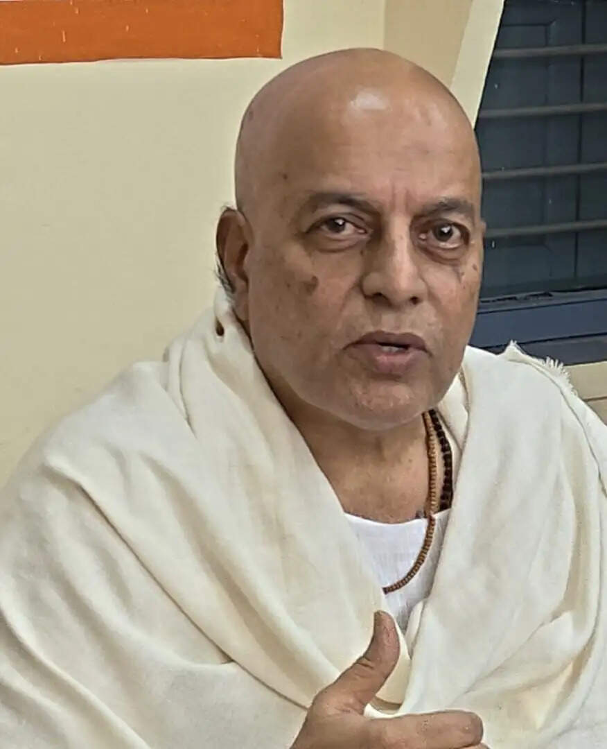 गुरू पूर्णिमा पर्व के पूर्व संध्या पर काशी में गुरूपीठों और आश्रमों में शिष्यों की उमड़ी भीड़