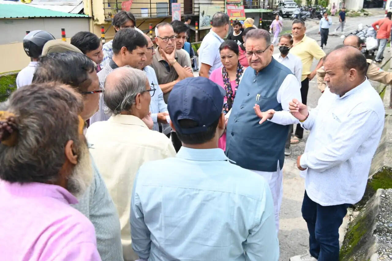 चिड़ोंवाली में क्षतिग्रस्त पुल का मंत्री गणेश जोशी ने किया निरीक्षण