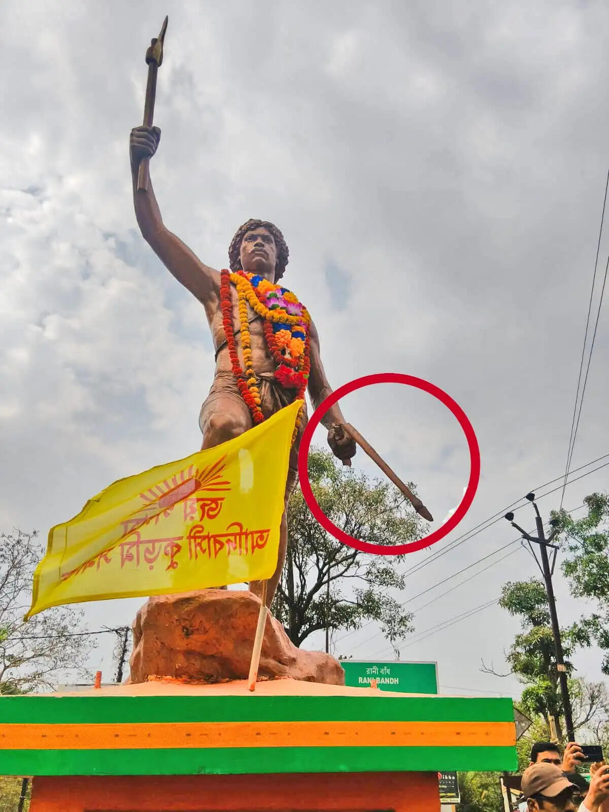 बांकुड़ा में शहीद रघुनाथ महतो की प्रतिमा से छेड़छाड़, भाजपा और तृणमूल आमने-सामने