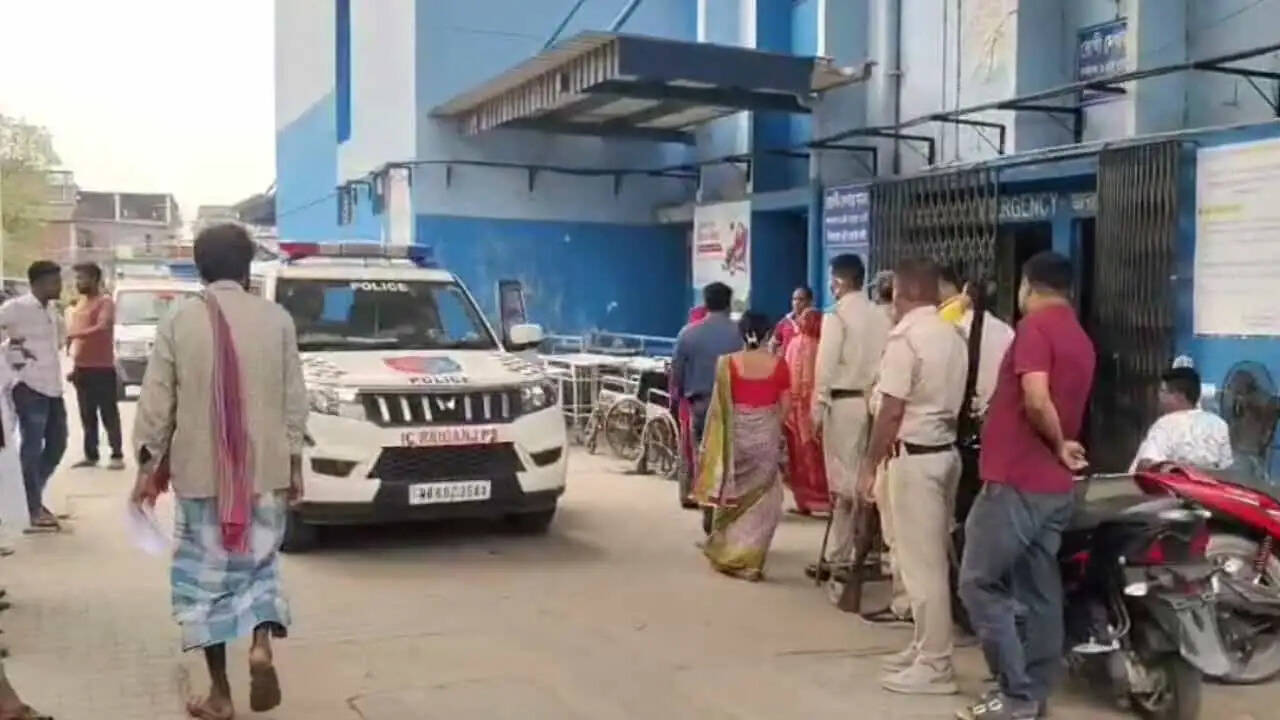 रायगंज मेडिकल कॉलेज की चौथी मंजिल से गिरकर मरीज की मौत, सुरक्षा व्यवस्था पर उठे सवाल