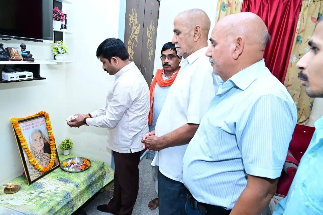 मंत्री नन्दी ने नैनी में शोक संतप्त परिवारों से की मुलाकात, बंधाया ढांढस