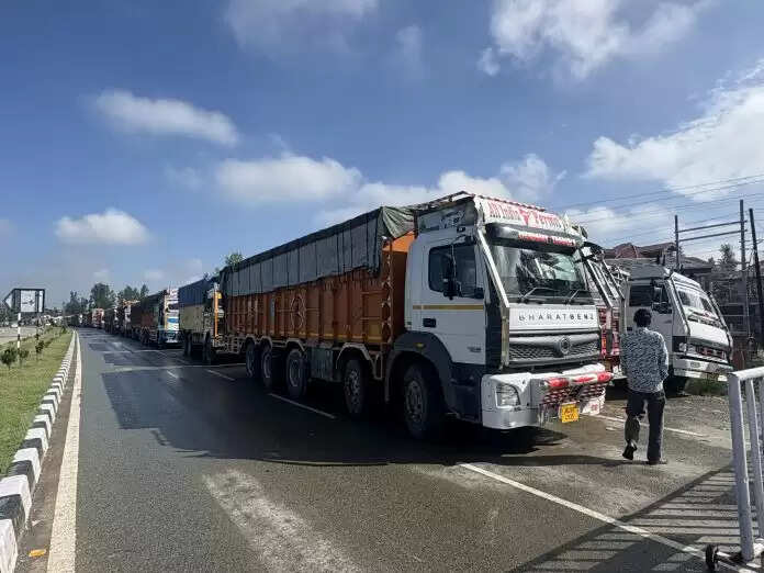 जम्मू-श्रीनगर राष्ट्रीय राजमार्ग यातायात के लिए खुला