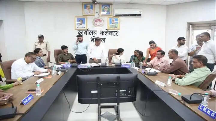 भोपालः अधिकारियों ने सुनी आवेदकों की समस्याएं, जनसुनवाई में 150 आवेदन प्राप्त हुए