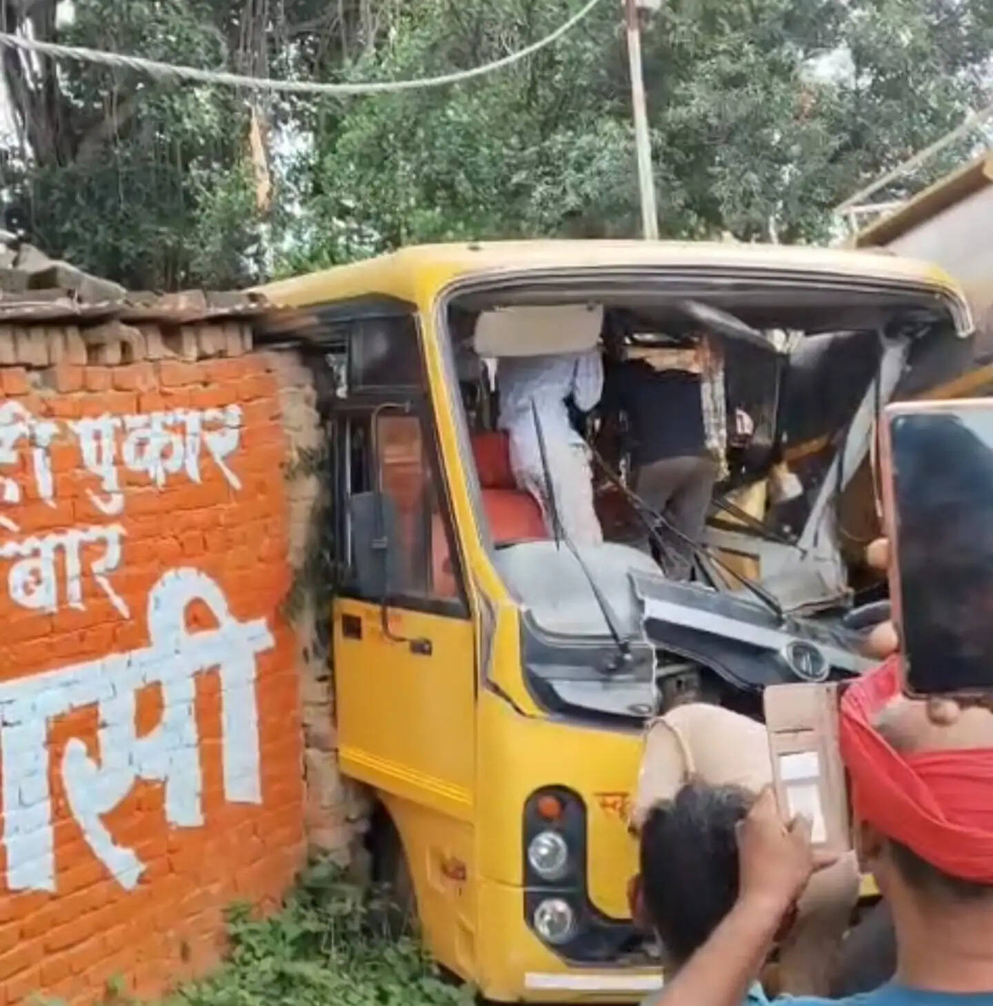 अमेठी में दूध टैंकर और बच्चों से भरी स्कूल बस की भिड़ंत, 24 बच्चे घायल