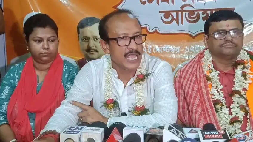 रेजीनगर उपचुनाव : &nbsp;भाजपा प्रत्याशी के नाम की घोषणा के बाद पार्टी कार्यालय में उत्साह