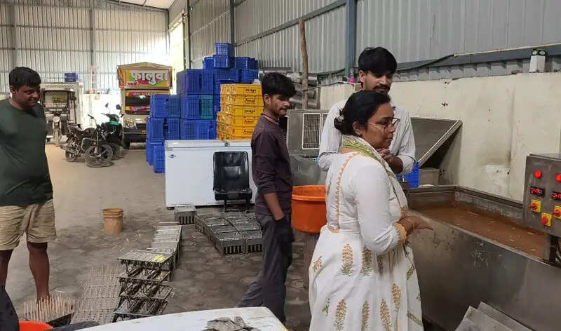 इंदौरः बिना पंजीयन एवं गंदगी में संचालित कुल्फी निर्माण इकाई पर बड़ी कार्रवाई: खाद्य कारोबार बंद कराया गया