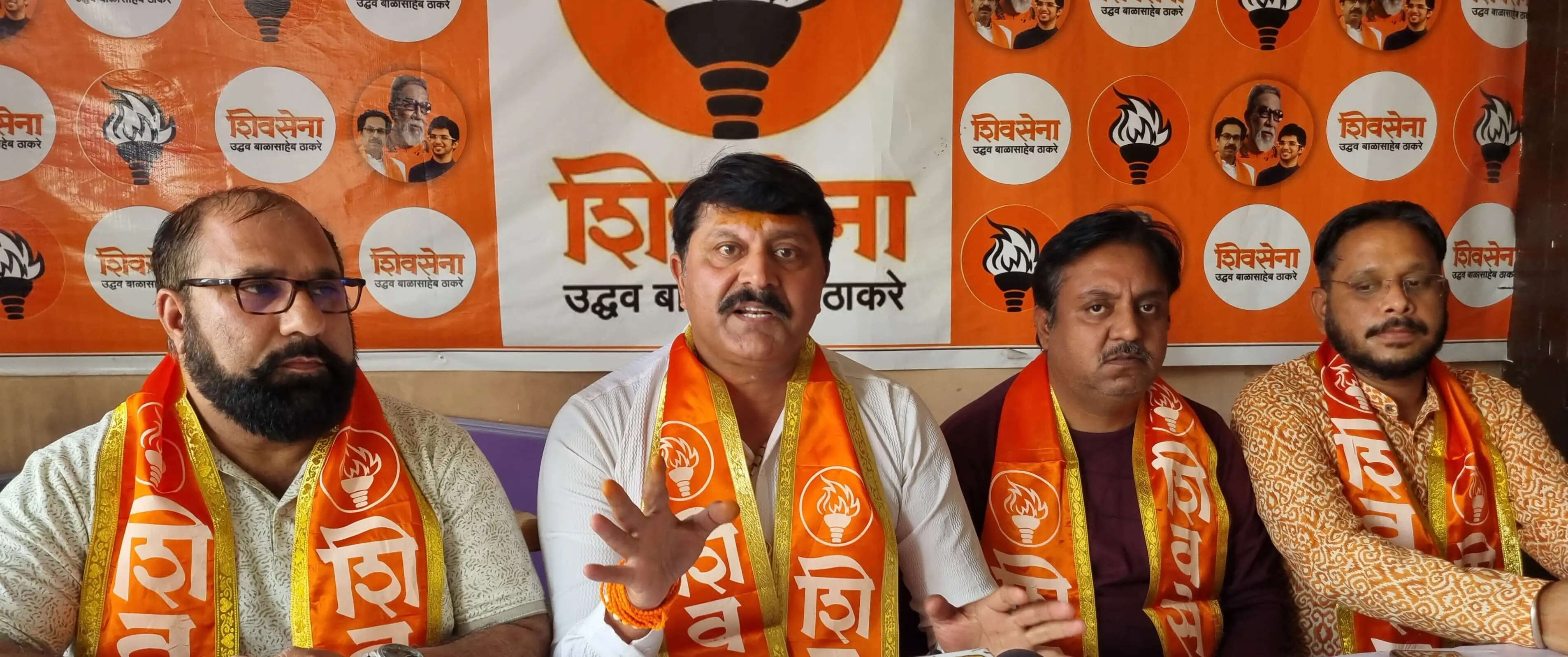 सड़कों पर एलईडी स्क्रीन्स, फिजूलखर्ची और सड़क सुरक्षा से खिलवाड़ — शिवसेना