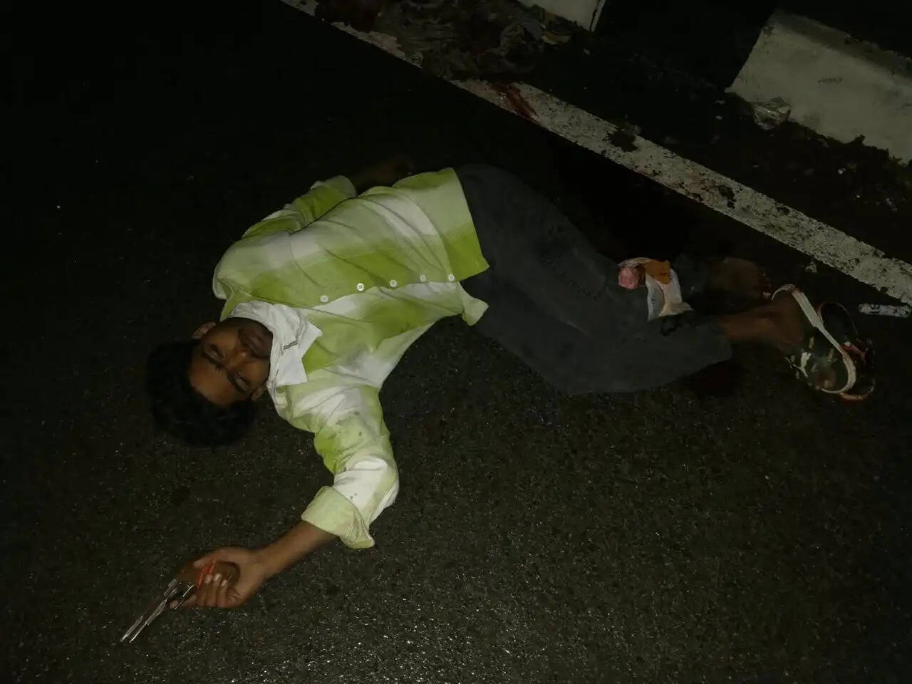 सिपाही पर गोली चलाने वाला बदमाश मुठभेड़ में गिरफ्तार, पैर में लगी गोली, साथी फरार