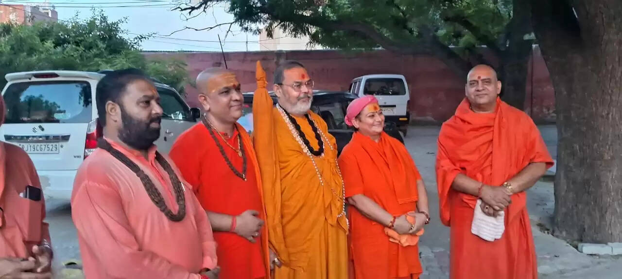 संतों का आह्वान : संस्कार, संस्कृति व राष्ट्र की रक्षा जरूरी