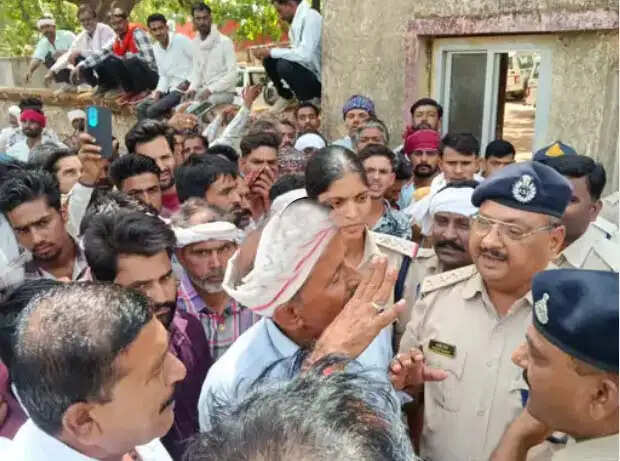 श्योपुरः महिला की हत्या के विरोध में गुर्जर समाज ने किया थाने का घेराव