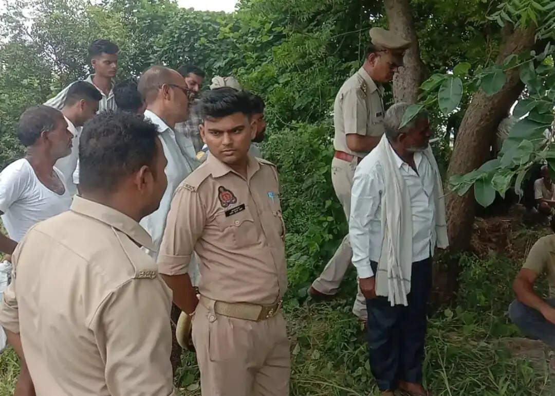 लापता ई-रिक्शा चालक का खेत में पेड़ से लटका मिला शव