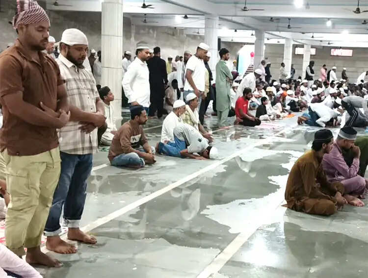 साबरी जामा मस्जिद का बेसमेंट बना जलाशय, पानी में नमाज पढ़ने को मजबूर नमाजी