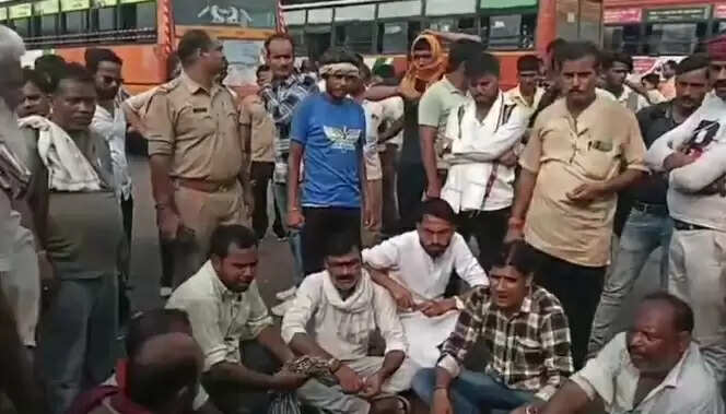 कैसरबाग डिपो के बाहर बस चालकों, परिचालकों ने दिया धरना