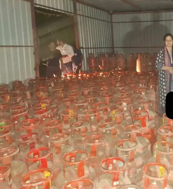 निजी गैस एजेंसियों के नाम पर रसोई गैस की कालाबाजारी का बड़ा अड्डा पकड़ा