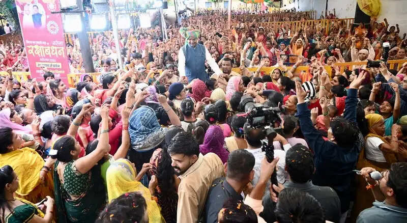 भोपालः नरेला रक्षाबंधन महोत्सव के पांचवे दिन 24 हज़ार 604 बहनों ने मंत्री सारंग को बांधे रक्षासूत्र