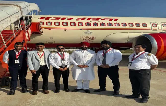 लुधियाना के हलवारा हवाई अड्डे पर उतरी एयर इंडिया की पहली वाणिज्यिक उड़ान