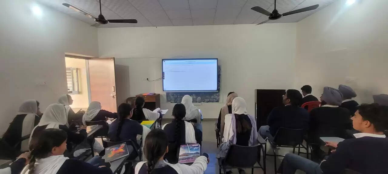 समतामूलक शिक्षा में एक मौन क्रांति ला रहा है 'साथी' : प्रो. अमेय करकरे