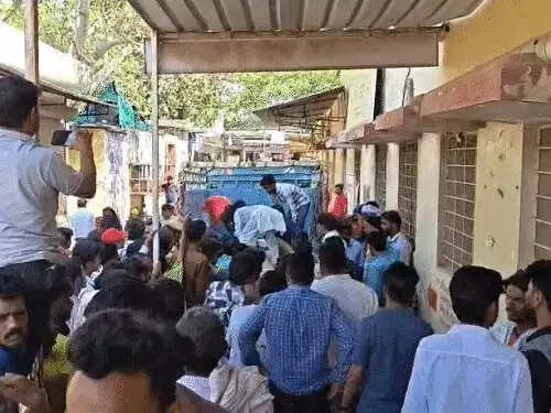 बस की टक्कर से एक ही परिवार के तीन लोगों की मौत, मुखिया गंभीर घायल