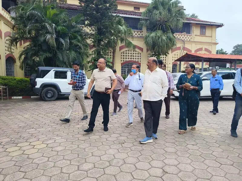 इंदौरः संभागायुक्त ने रॉबर्ट नर्सिंग होम व रिसर्च सेंटर का किया निरीक्षण