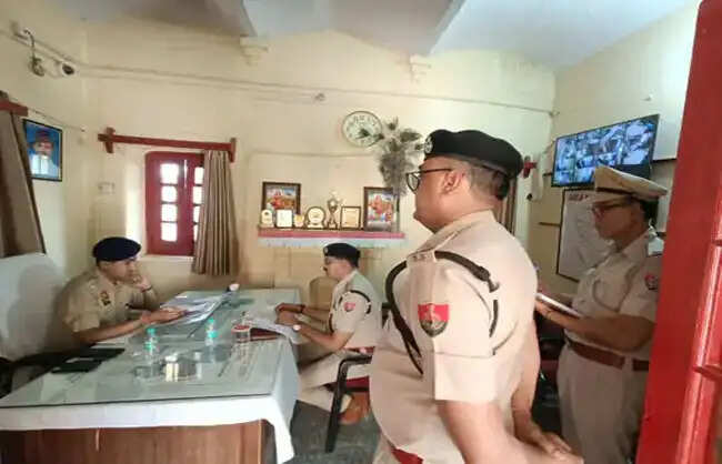 नारनौलः पुलिस अधीक्षक ने थानों का किया औचक निरीक्षण,लंबित केस निटाने के निर्देश
