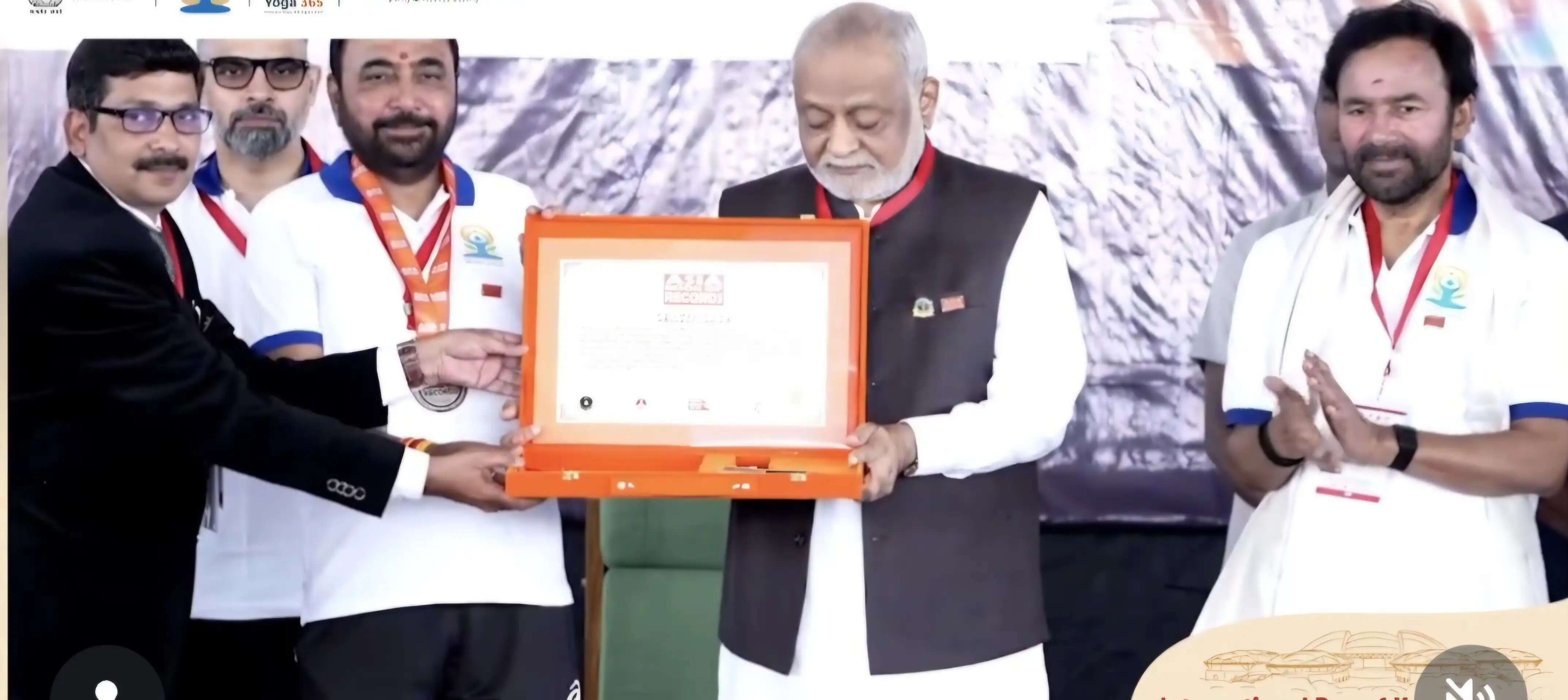 हैदराबाद में 6,000 लोगों ने एक साथ किया भुजंगासन, बना एशिया रिकॉर्ड