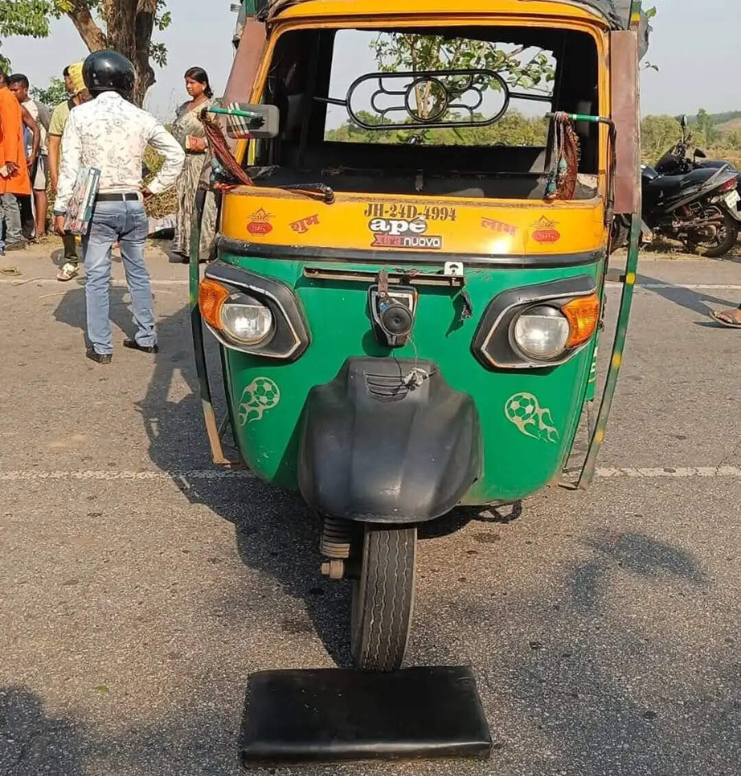 टैंकर, मिनी ट्रक और ऑटो में टक्कर, एक की माैत