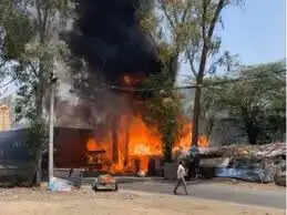 देवास में चार झोपड़ियों में लगी&nbsp;आग, 7 लाख नकदी जली, ढाई लाख के अधजले नोट मिले