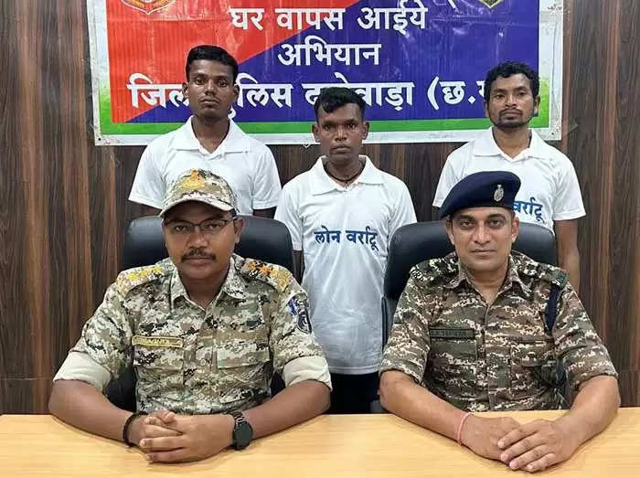 दो लाख के इनामी नक्सलियाें सहित तीन नक्सलियाें ने किया आत्मसमर्पण