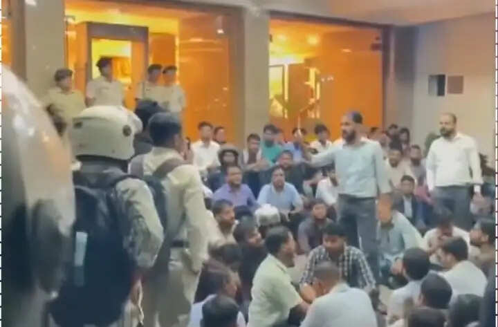 सीजीएल-टीडीपीएल परीक्षा रद्द करने के फैसले के खिलाफ नियुक्त कर्मियों का प्रदर्शन