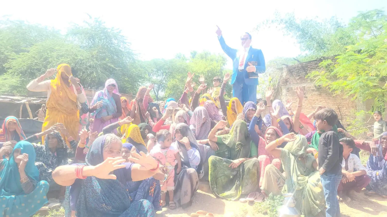 बिना अनुमति के बाबा साहेब की प्रतिमा स्थापित करने पर तनाव