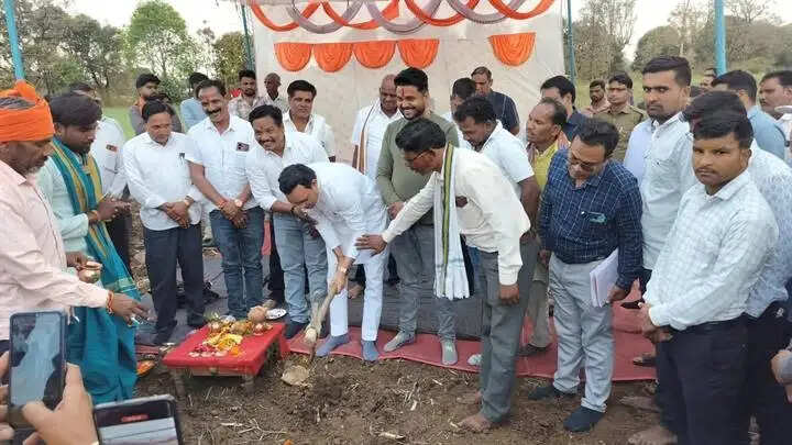 बैतूलः विधायक पंडाग्रे ने ग्राम बेहडी में 33/11 केव्ही विद्युत उपकेंद्र का किया भूमि पूजन