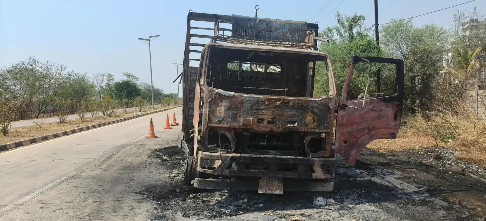 सोलर पैनल से भरी मेटाडोर में लगी आग, सामाग्री व वाहन जला