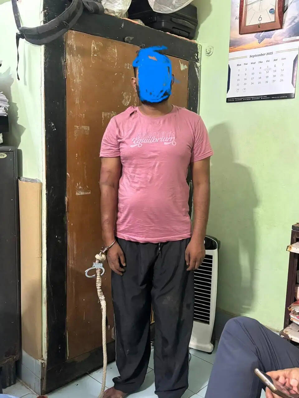बुजुर्ग महिला से चेन छिनतई का आरोपित गिरफ्तार, चोरी की बाइक बरामद