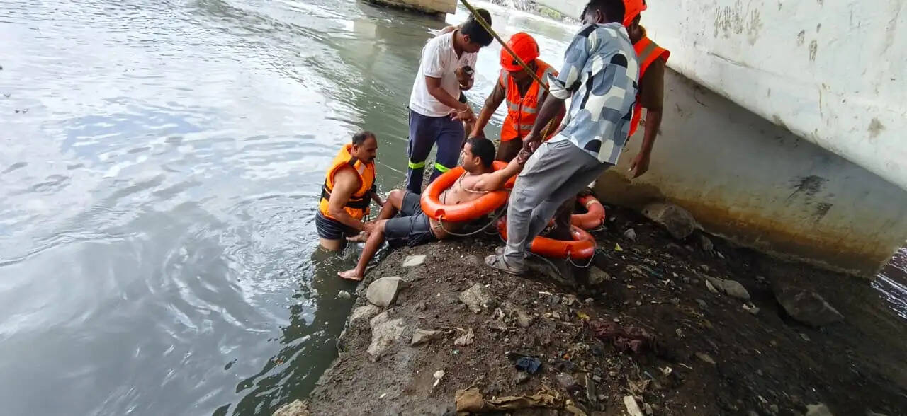 ठाणे खाड़ी में डूबते युवक को मनपा फायर ब्रिगेड जवानों ने बचाया