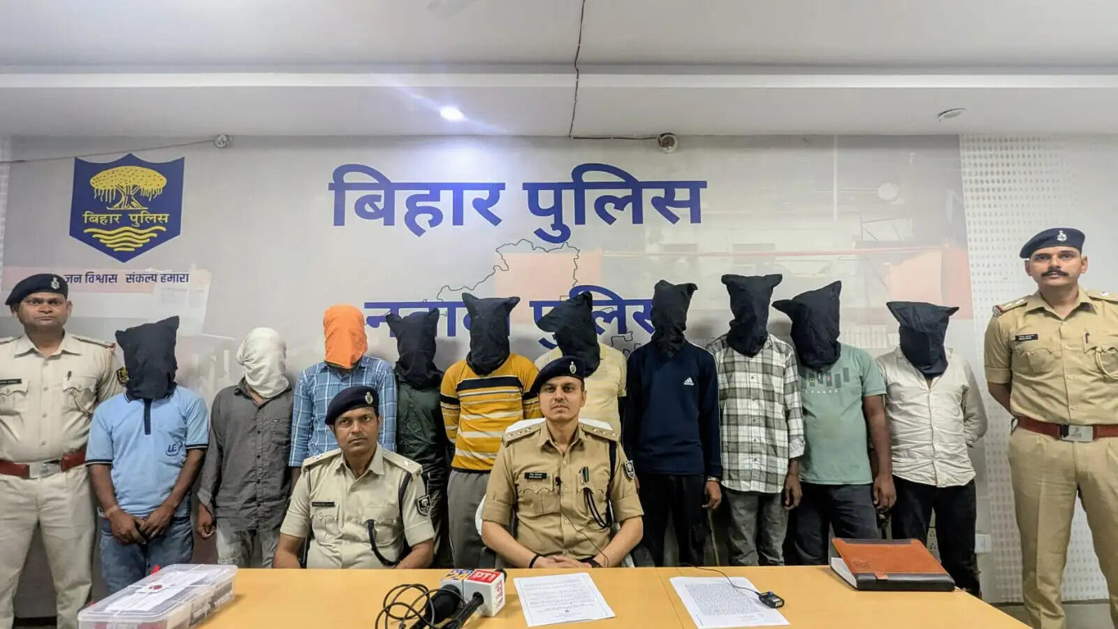 पुलिस ने 10 साइबर अपराधियों को किया गिरफ्तार